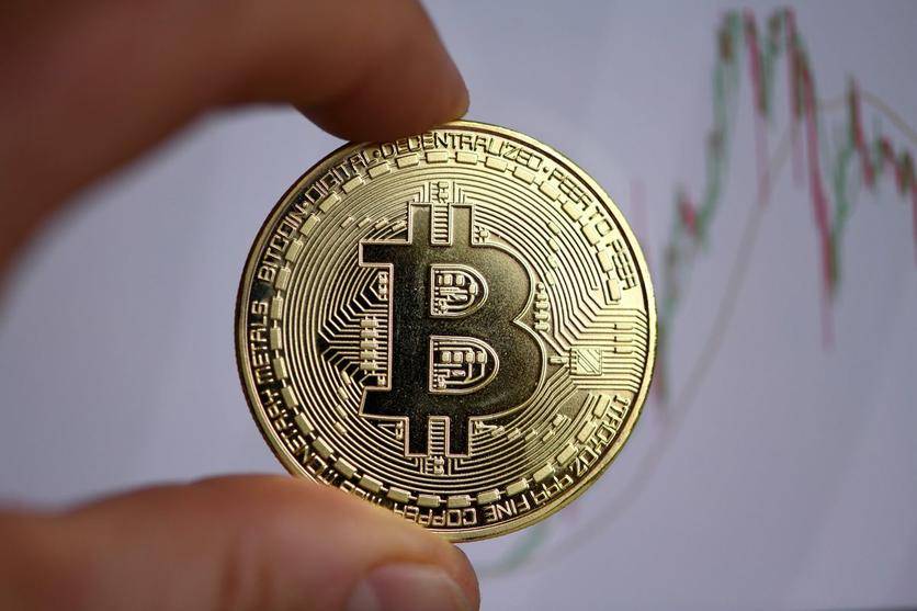 بتكوين تكسر حاجز 18 ألف دولار وتقترب من أعلى مستوياتها على الإطلاق