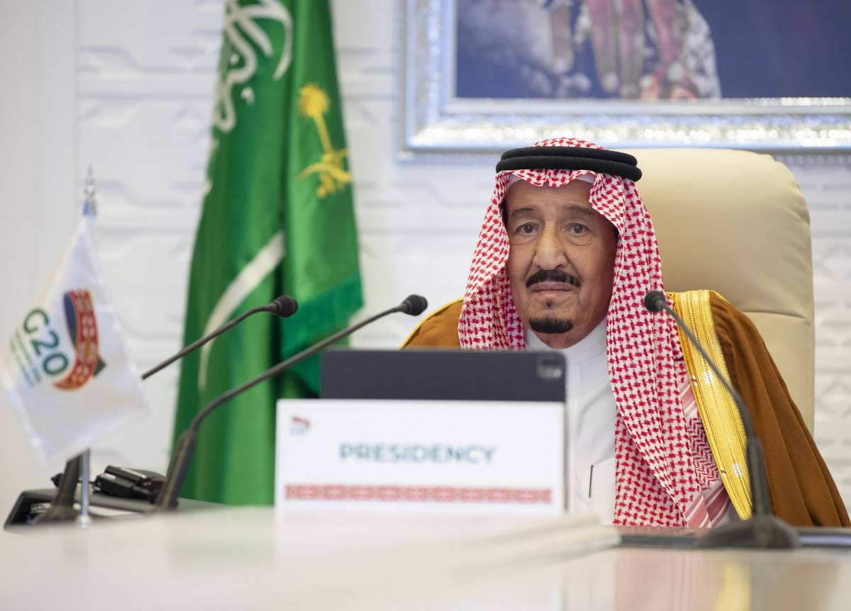 العاهل السعودي يدعو لفتح الحدود أمام حركة التجارة ودعم الدول النامية
الملك سلمان: علينا تهيئة الظروف للوصول إلى لقاح كورونا بشكلٍ عادلٍ وبتكلفةٍ ميسورة