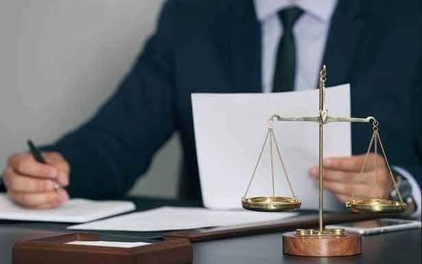 قاضي العجلة في بيروت يلزم مصرفاً بتمكين المدعي من سحب مبلغ بالدولار نقداً وعداً