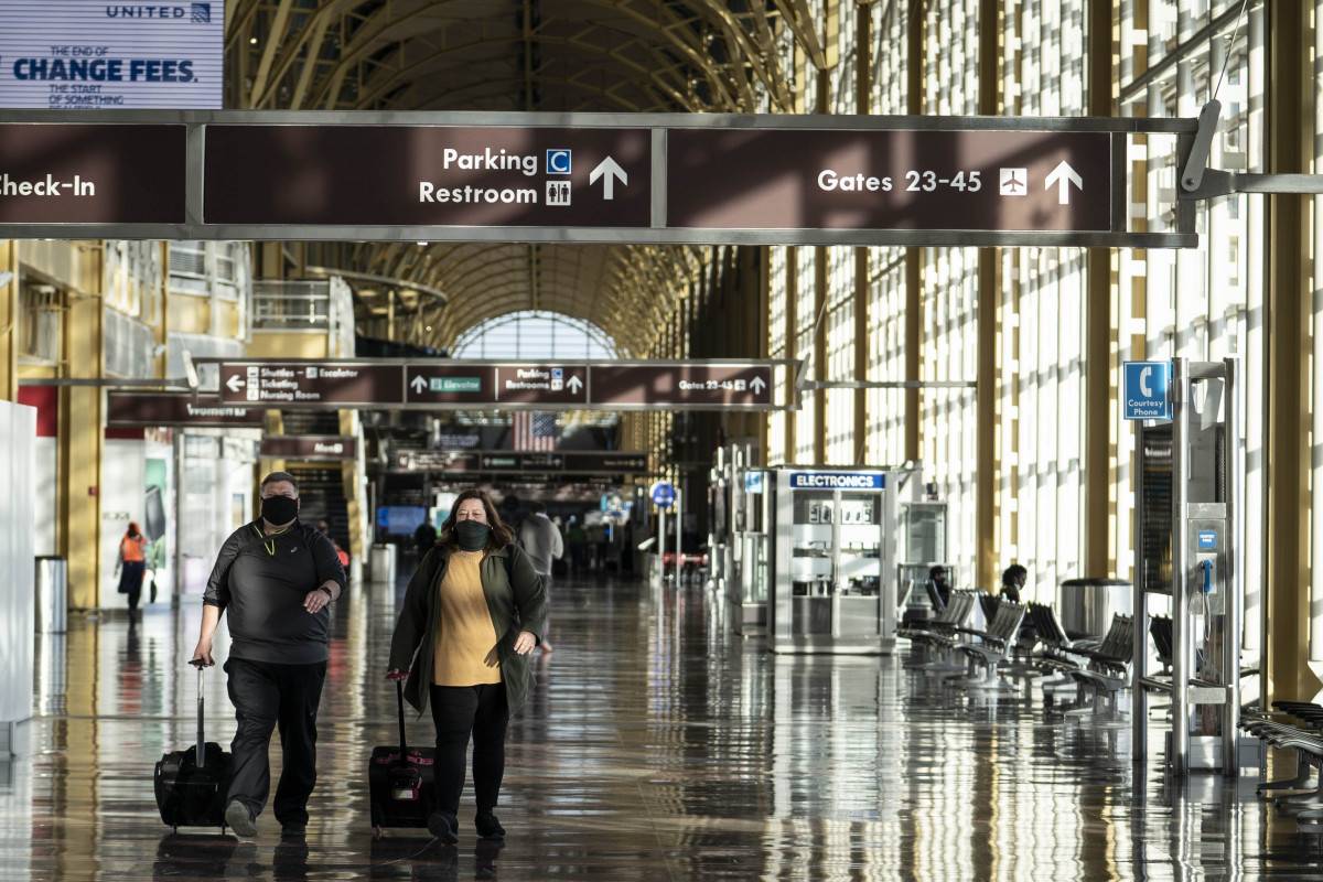 وكالات أمريكية توصي برفع حظر دخول غير الأمريكيين القادمين من أوروبا
وزارة النقل من بين الموصين بمراجعة قرار الحظر
مجهودات واسعة لرفع القيود عن قطاع الطيران المتداعي الذي أجبر على تقليص الرحلات الجوية المربحة عبر المحيط الأطلسي
تصر شركات الطيران على أن السفر خلال الوباء آمن بسبب تطهير الطائرات ومك