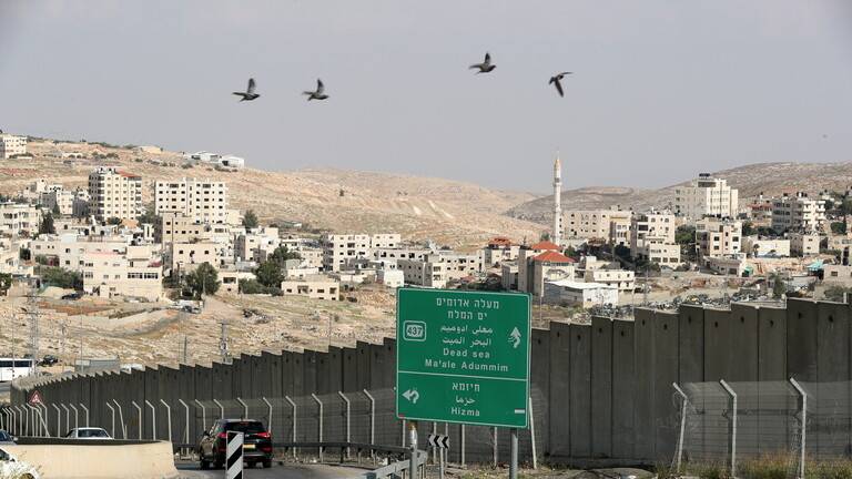 إسرائيل تدرس إغلاق المعابر أمام الفلسطينيين بسبب كورونا