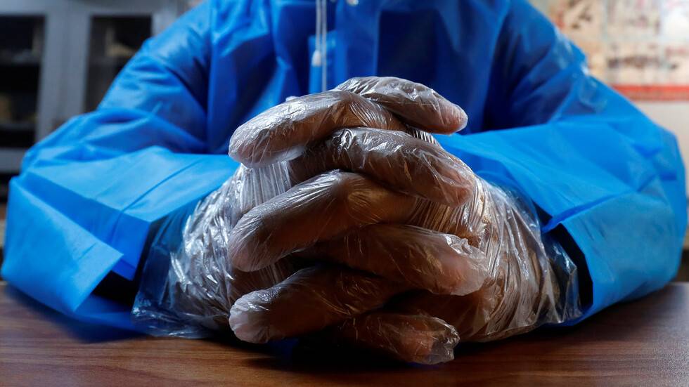 أكبر منتج للقفازات المطاطية الطبية في العالم يحذر من تعطل الإمدادات