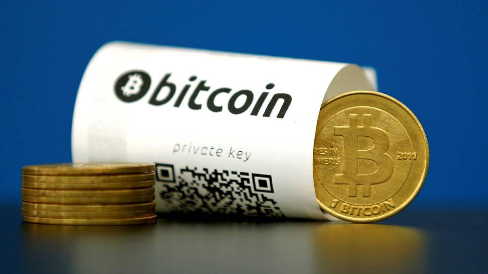عملة "البيتكوين" تواصل الهبوط وتنخفض بأكثر من 10%