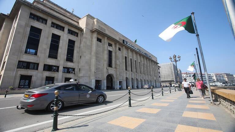 برلمان الجزائر يصادق على إصلاح اقتصادي يسمح للأجانب بتملك كامل لمشروعات محددة