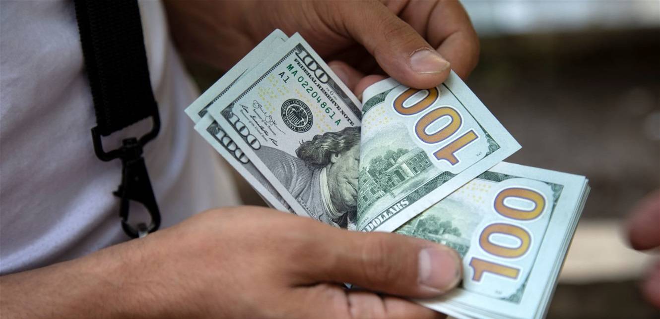 الدولار يواصل ارتفاعه.. هكذا افتتحت السوق السوداء