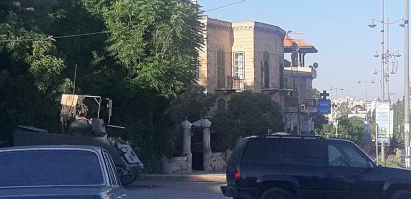 الجيش يداهم منازل مطلوبين في الشراونة وحورتعلا... وهذا ما ضبطه!