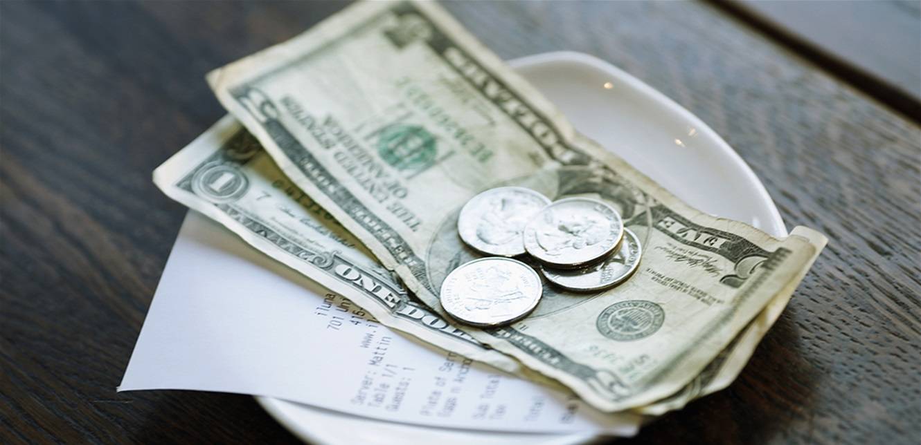 إكرامية بقيمة 3000 دولار من زبون لمطعم.. والفاتورة 7 دولارات فقط!