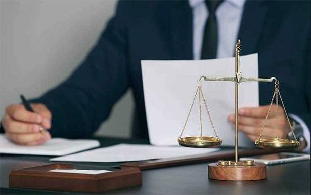 قاضي العجلة في بيروت يلزم مصرفاً بتمكين المدعي من سحب مبلغ بالدولار نقداً وعداً