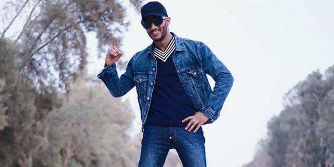 شاهدوا لحظة سقوط محمد رمضان على الأرض أثناء تكريمه في دبي.. ومتابعون يسخرون