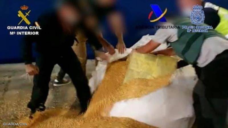 160 كم في عرض البحر.. مطاردة مثيرة من أجل أكياس الحشيش