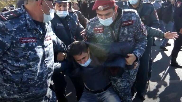 الشرطة الأرمنية توقف محتجين خرجوا في العاصمة يريفان للمطالبة برحيل رئيس الحكومة