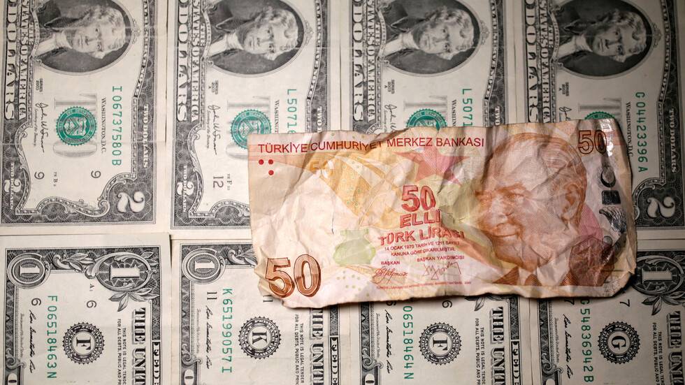 هبوط الليرة التركية بعد تدابير جديدة بشأن كورونا