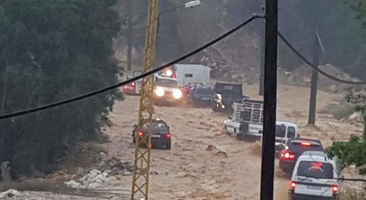 الشوارع غرقت بمياه الأمطار.. وزحمة سير خانقة
