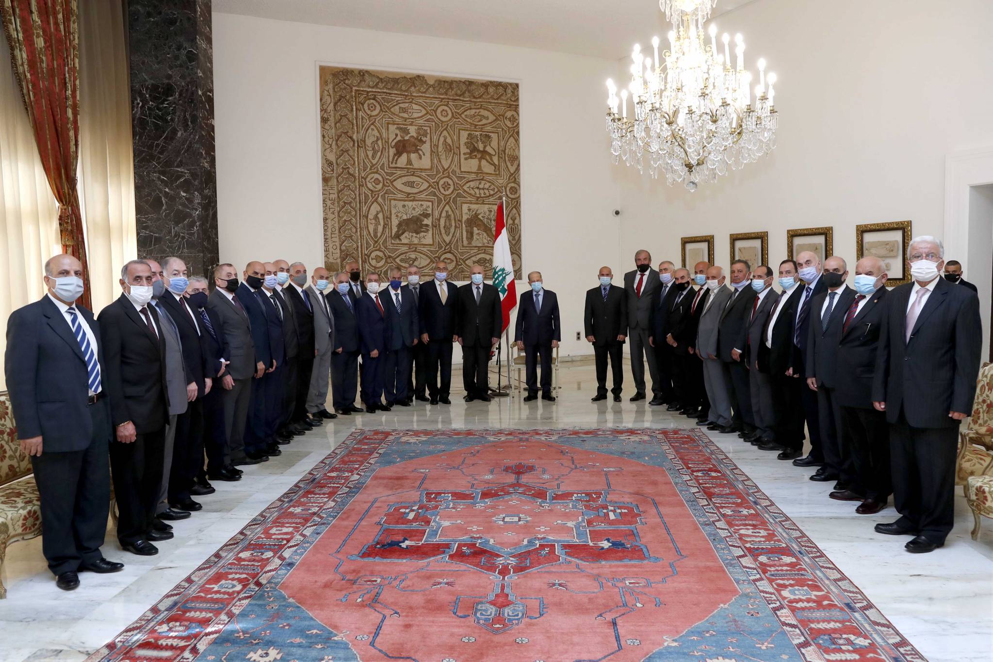 تلقى برقيتيّ تهنئة بذكرى الاستقلال من العاهل السعودي وولي العهد
رئىس الجمهورية امام وفد من الضباط المتقاعدين من «مجموعة الميثاق العسكري» :
لبنان سيتجاوز الظروف الصعبة... وسنبذل قصارى جهدنا لاستعادة ثقة المجتمع الدولي