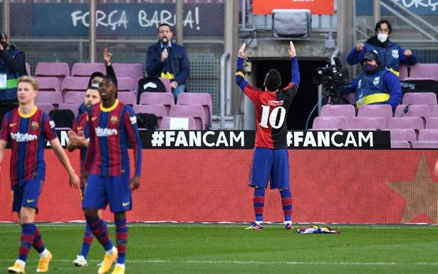 فوز كبير لبرشلونة على أوساسونا (4-0) وميسي يهدي هدفه الى الراحل مارادونا