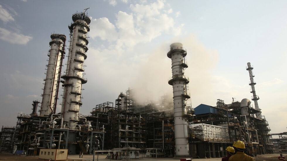 وزير النفط الهندي: نتطلع لاستئناف شراء النفط من إيران وفنزويلا في عهد بايدن