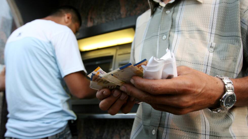 "المالية" الفلسطينية تعلن صرف راتب كامل و50% من رواتب 6 شهور مستحقة دفعة واحدة