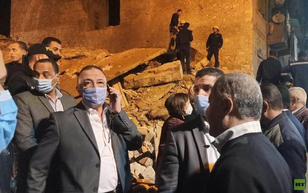 مصر.. أسرتان تحت أنقاض عقار منهار وسط الإسكندرية