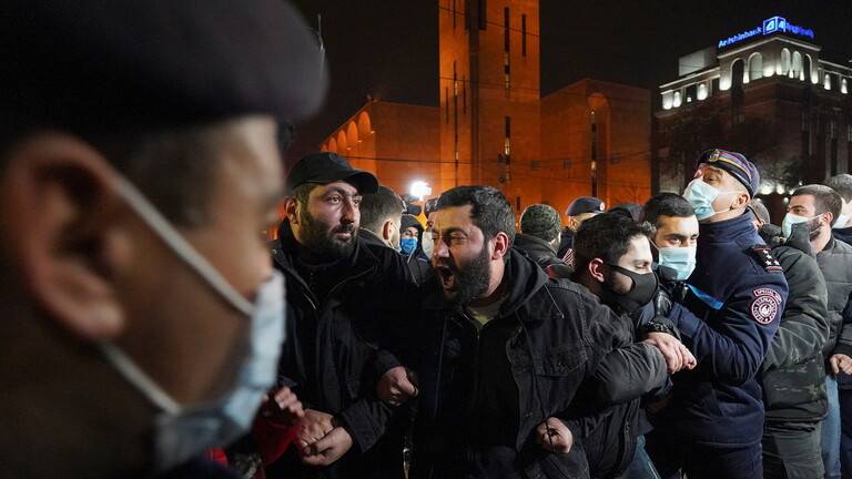 أرمينيا.. المحتجون يمهلون باشينيان حتى الثلاثاء للرحيل