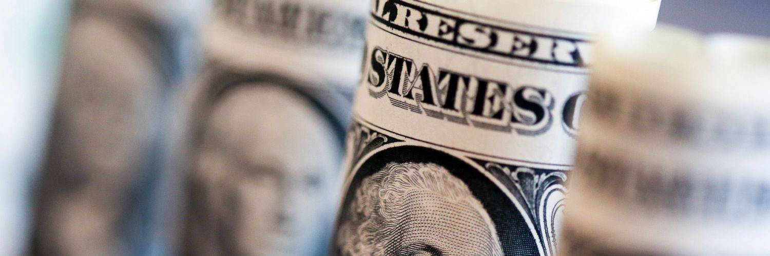 الدولار يتراجع أمام سلة عملات لأدنى مستوى منذ سنوات