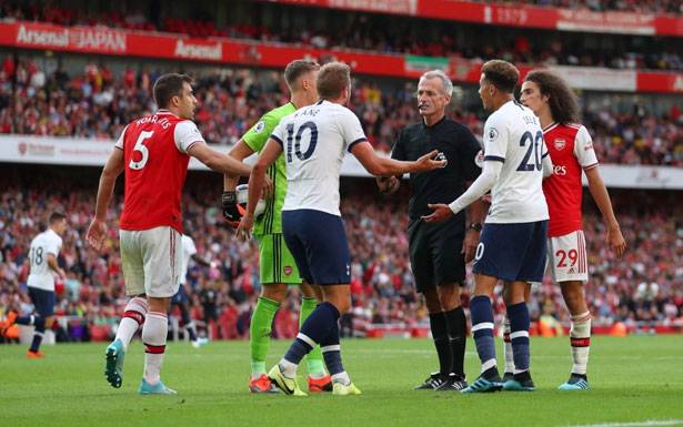 الـدوري الانكليزي الممتاز في كرة القدم :دربي لندن الأحد بـيـن توتنهام وأرسـنــال بحضور الجماهير