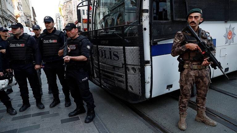 تركيا تأمر باحتجاز 304 من العسكريين للاشتباه بصلاتهم بغولن