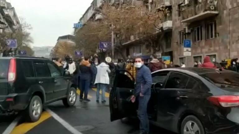 أرمينيا.. محتجون يغلقون شوارع العاصمة مطالبين باستقالة رئيس الوزراء