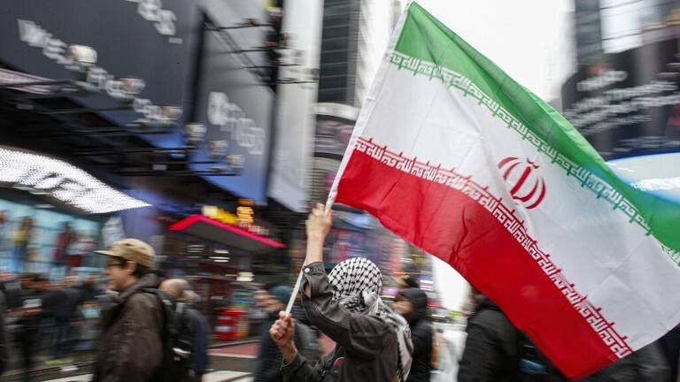 طهران تفرض عقوبات على السفير الأمريكي في اليمن