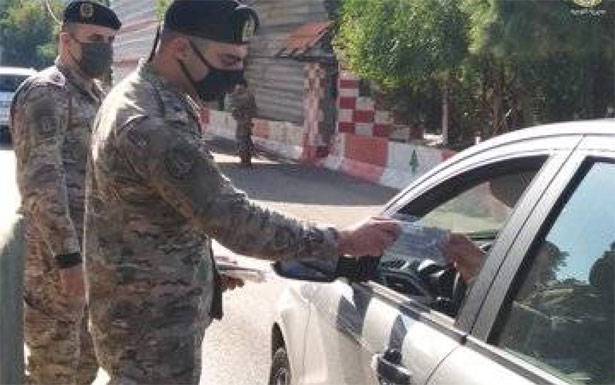 الجيش وزّع الكمامات على طريق ضهر البيدر