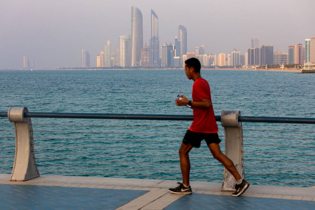 أبوظبي تُعيد فتح أبوابها أمام السياح الأجانب