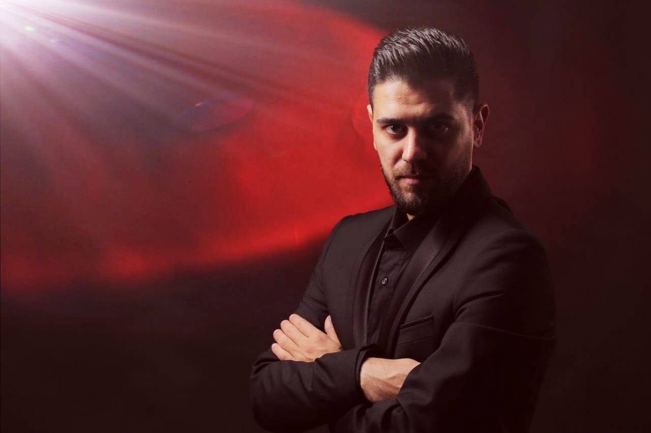 ايلي معلوف يغني 