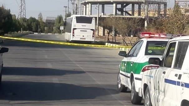 إيران.. فار من الشرطة يلجأ إلى حافلة ويحتجز ركابها رهائن