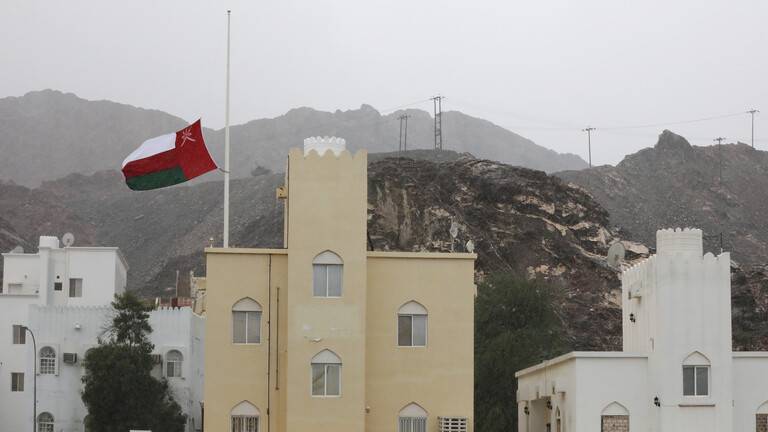 وزير الخارجية العماني يؤكد رغبة بلاده في تطوير التعاون الثنائي مع إيران