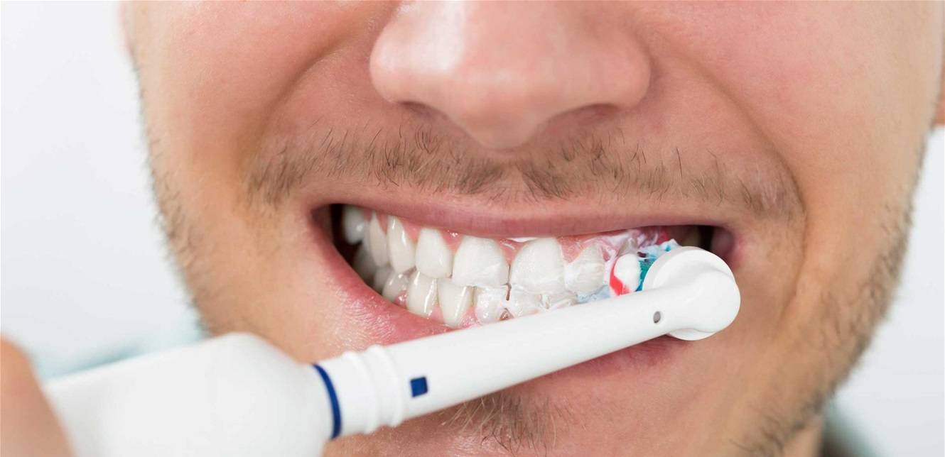 متى تنظف أسنانك صباحا؟.. هذا هو الوقت الأنسب