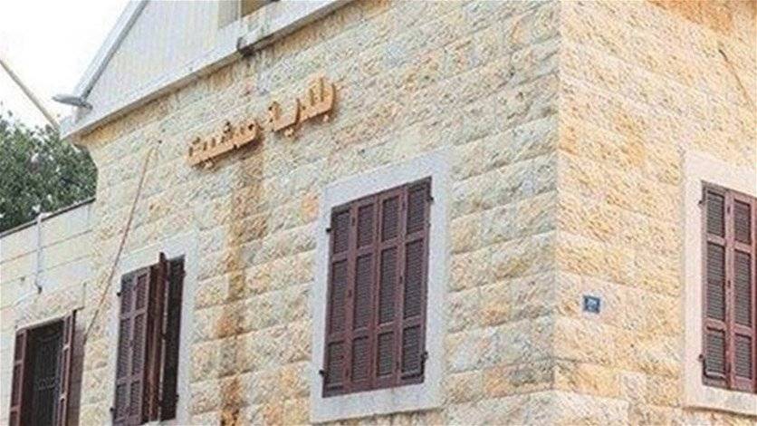 الرياح أسقطت شجرة صنوبر عملاقة في عمشيت
