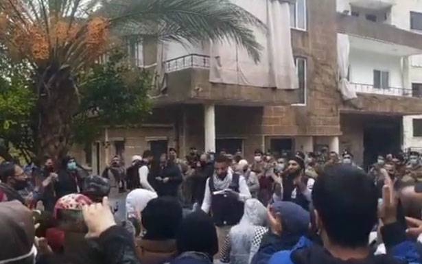 اعتصام لسوريين وفلسطينيين أمام السفارة الألمانية لفتح بـاب الهجرة
