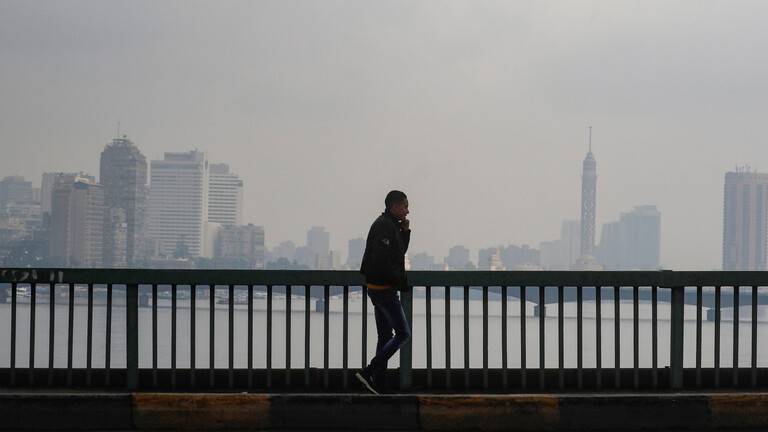 الحكومة المصرية تطلب من المواطنين البقاء في المنازل