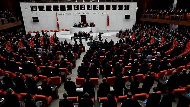 رويترز: البرلمان التركي يبدي وحدة نادرة بعد العقوبات الأمريكية