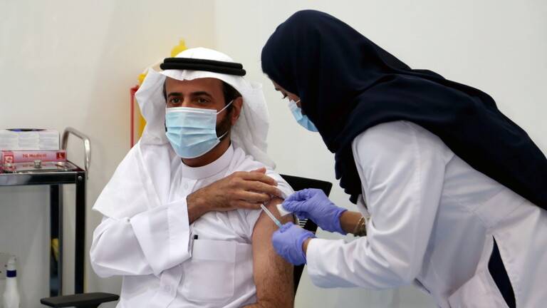 وزير الصحة السعودي يتلقى لقاح كورونا (فيديو)