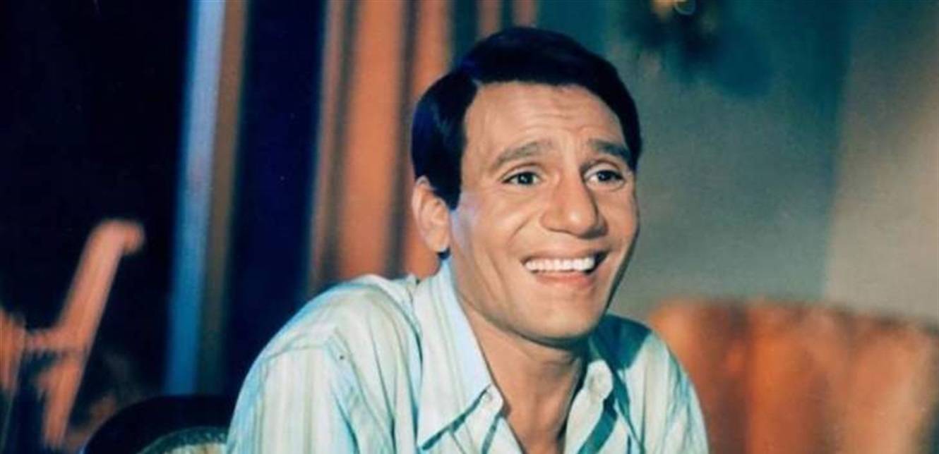 صورة نادرة... عبد الحليم حافظ يغسل الصحون بالبيجامة!