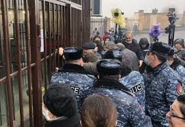 وسط أنباء عن أسر عشرات الجنود الأرمن في قره باغ.. أهالي العسكريين المفقودين يقتحمون وزارة الدفاع