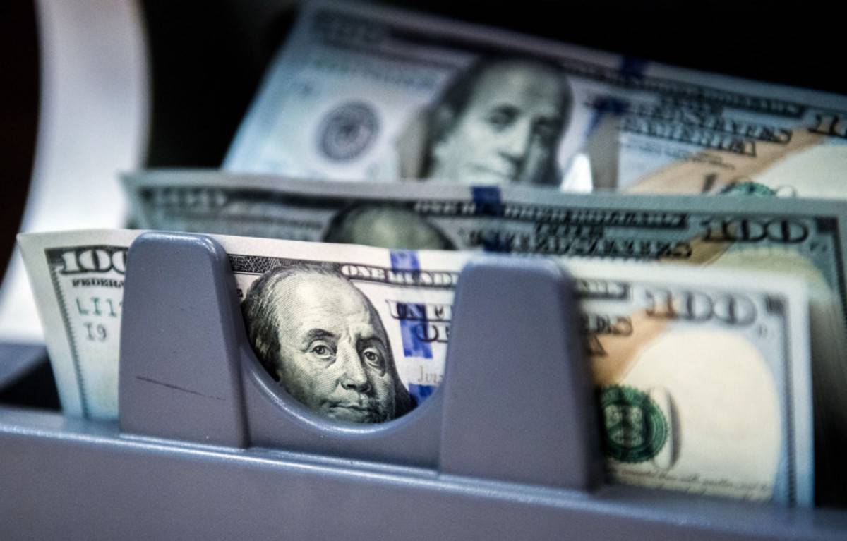 المركزي العراقي يخفض قيمة الدينار 22.7% أمام الدولار الأمريكي