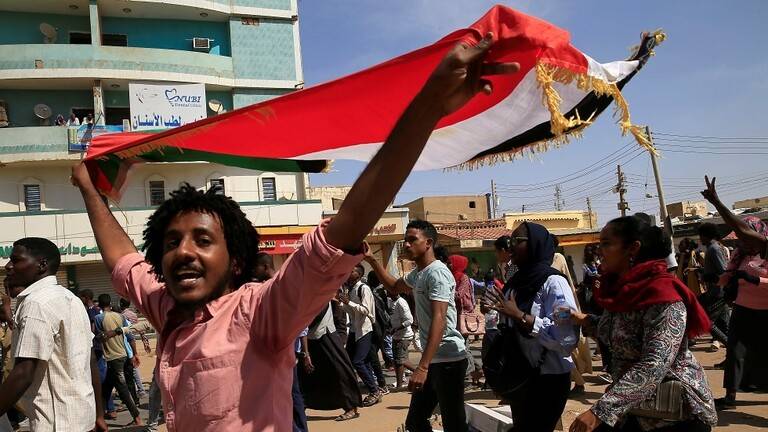 آلاف السودانيين يحتجون للمطالبة بتطبيق الإصلاحات
