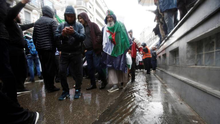 إجلاء وإنقاذ 17 شخصا غمرتهم مياه الأمطار شرقي الجزائر