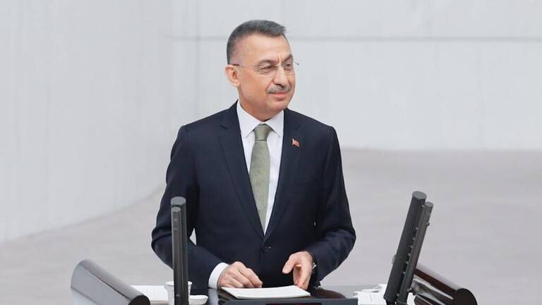 نائب أردوغان يصاب بوعكة صحية خلال إلقاء كلمة مباشرة