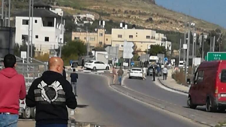 المستوطنون يغلقون الشوارع ويحطمون مركبات فلسطينية بالضفة الغربية