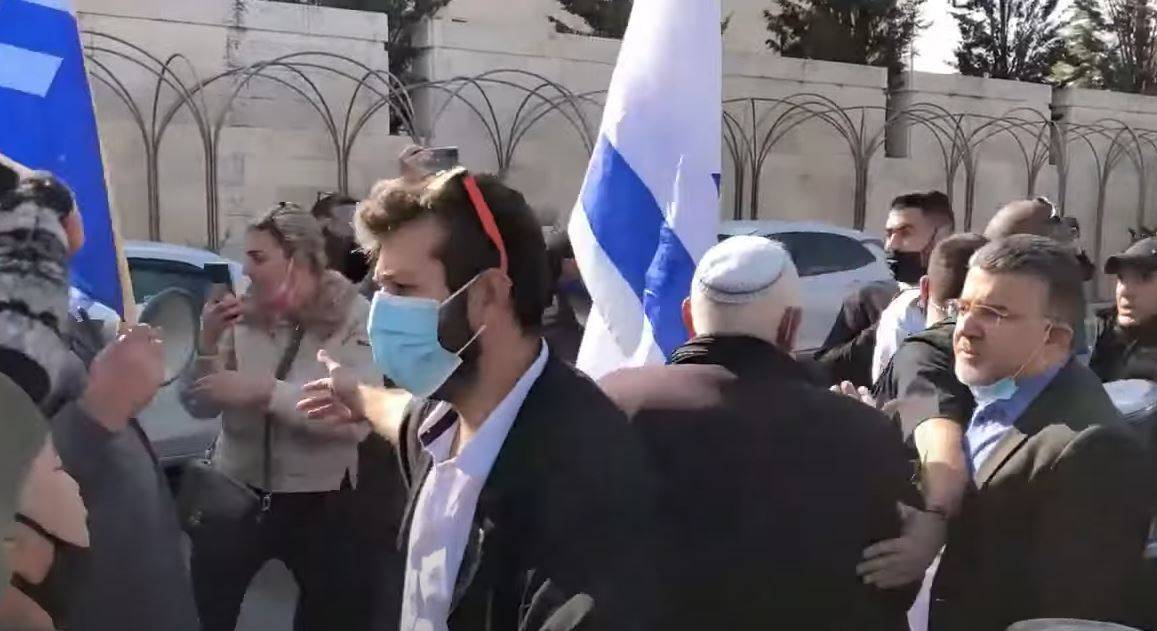متظاهرو "الليكود" واليمين يحاولون الاعتداء على النائب جبارين في المحكمة العليا مستخدمين عبارات عنصرية ضد العرب