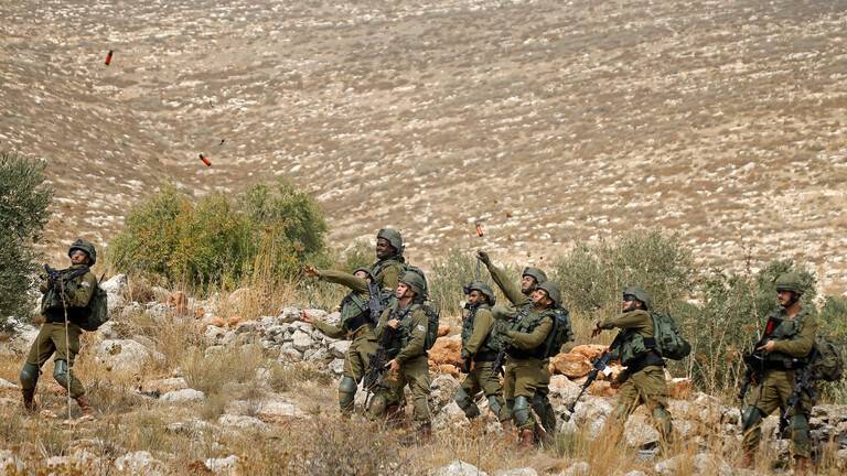 قوات الاحتلال تعتقل ثلاثة فلسطينيين بزعم التسلّل الى قاعدة عسكرية