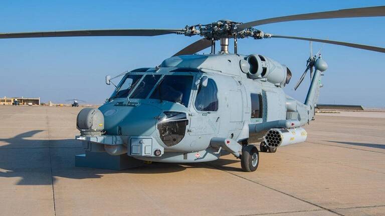 السعودية.. البحرية تدشن مروحيات قتالية متعددة المهام MH-60R