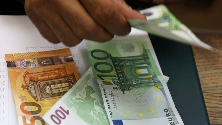 رجل أعمال أوروبي يلقي آلاف اليوروهات المزيفة على عمال في دبي